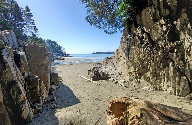 Rochers sur la plage de Tonquin