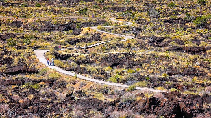 Caminando por campos de lava en el Área Recreativa Valley of Fires