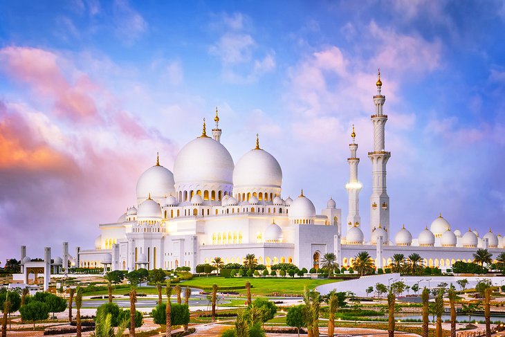 Dusk at the Sheikh Zayed Grand Mosque in Abu Dhabi