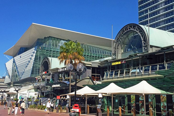 Shops and restaurants in Darling Harbour