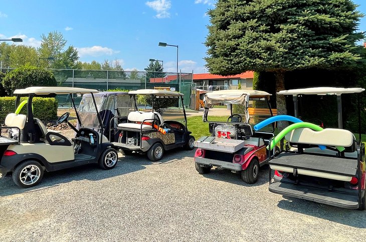 Les voiturettes de golf règnent au Holiday Park Resort