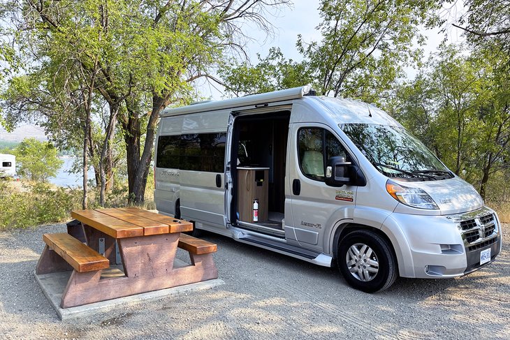 RV camping at Sẁiẁs Provincial Park