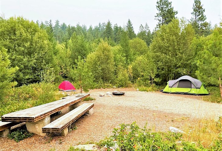 Tables de camping surdimensionnées à Lost Moose