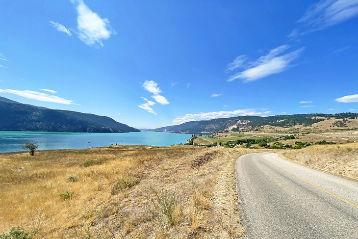 Winding road to Kekuli Bay