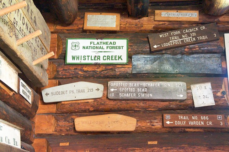 Panneaux de service forestier vintage dans la forêt nationale de Flathead