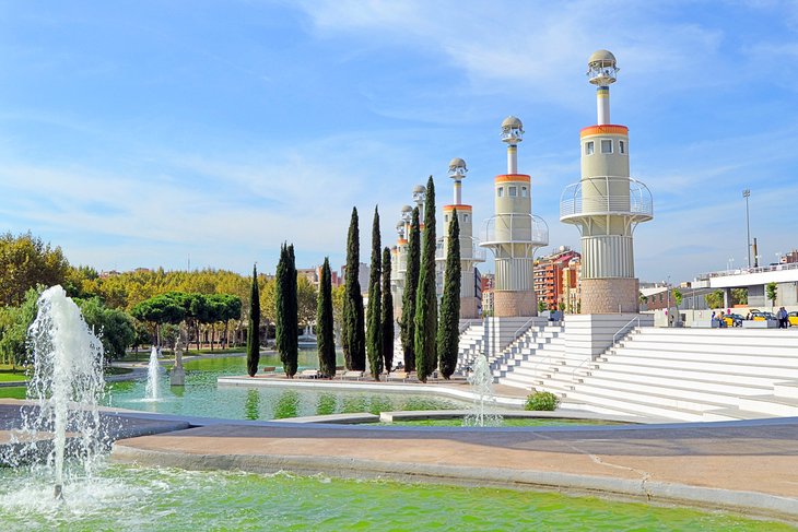 Fountains and lighthouses at the Espanya Industrial Park