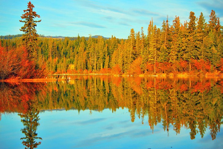 Fall colors at McConnell Lake