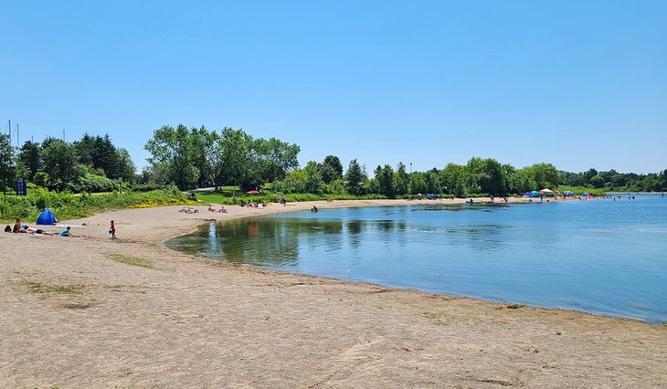 Zone de plage du parc de la promenade au bord du lac