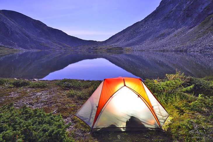 Camping au bord d'un lac dans les forêts nationales de Medicine Bow-Routt