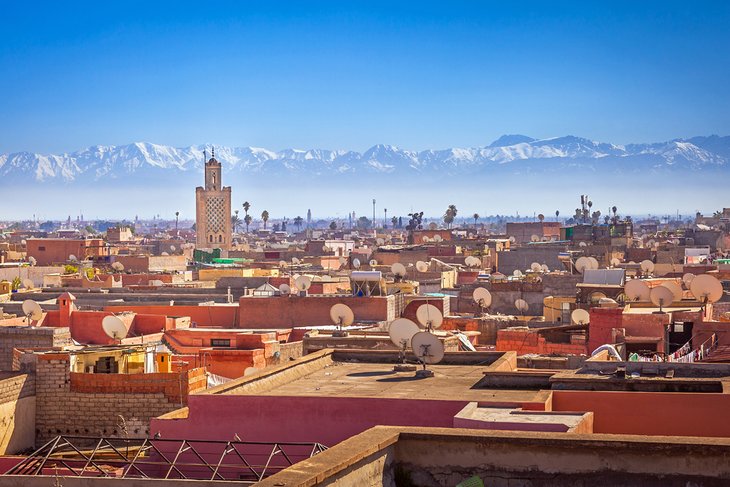 Die Medina von Marrakesch mit dem Atlasgebirge in der Ferne