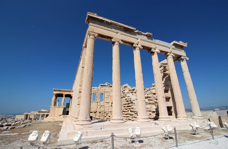 Vue latérale du vieux temple d'Athéna Polias
