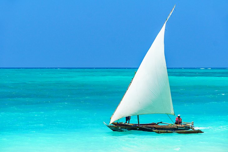 Boutre naviguant au large de Zanzibar