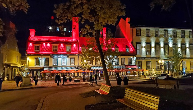 Restaurants across the street from the Château Frontenac at night