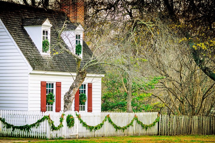 Maison à Colonial Williamsburg avec des décorations de vacances