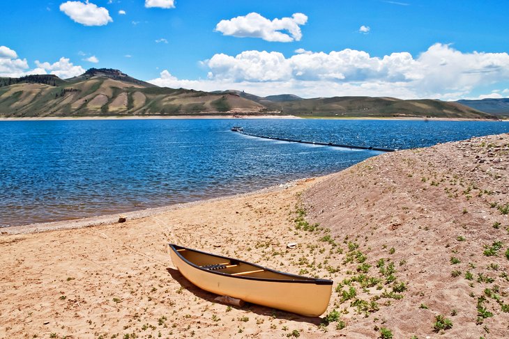 Canoë sur la plage de Blue Mesa Reservoir