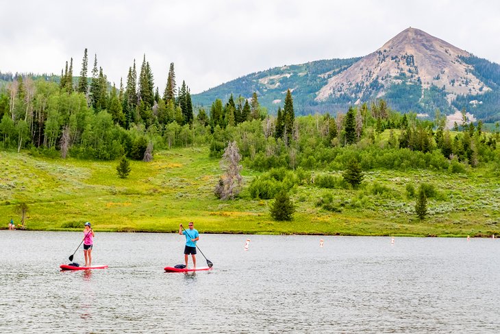 Paddleboarders sur le lac Steamboat