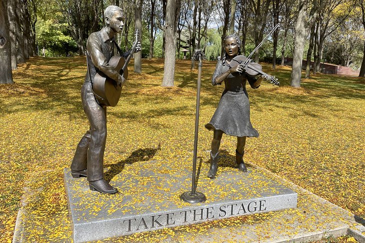 Statue at the Birthplace of Country Music Museum