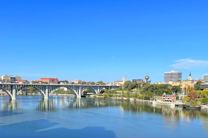 https://www.planetware.com/wpimages/2021/11/tennessee-knoxville-top-rated-things-to-do-intro-paragraph-knoxville-tennessee-river.jpg