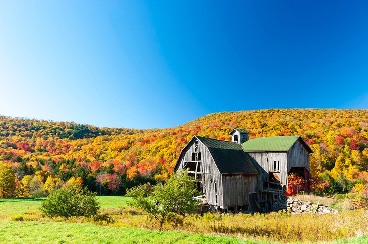 Barn and fall colors in the Catskills