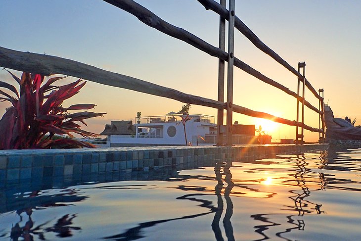 Coucher de soleil depuis une piscine sur le toit à Playa del Carmen