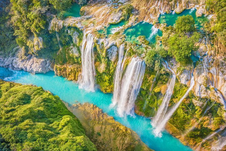 Vue aérienne des cascades spectaculaires de Tamul