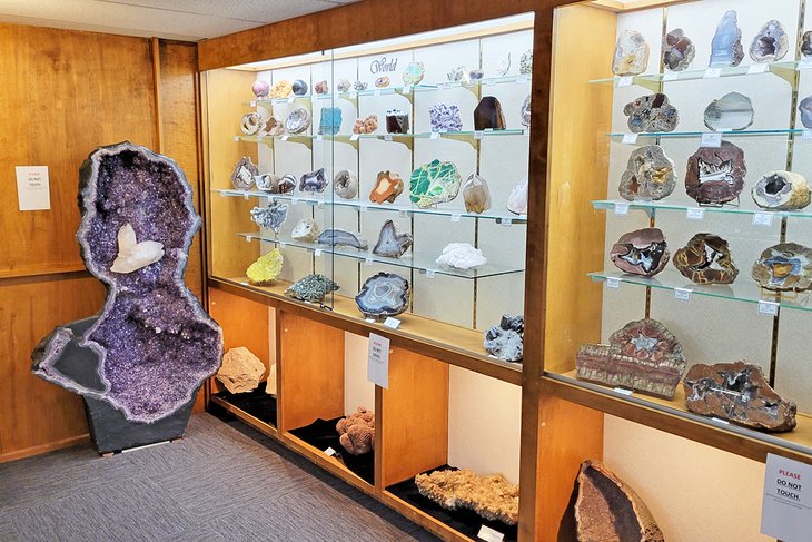 Crater Rock Museum