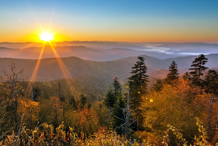 Lever du soleil à Clingmans Dome dans le parc national des Great Smoky Mountains