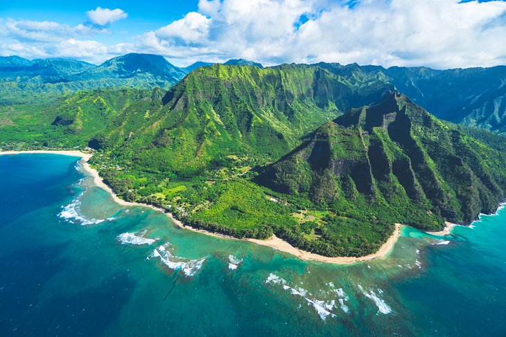 Vue aérienne du début de la côte Na Pali sur Kauai