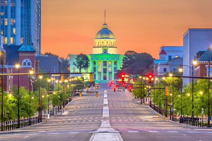 Alabama State Capitol building in Montgomery, Alabama at dawn