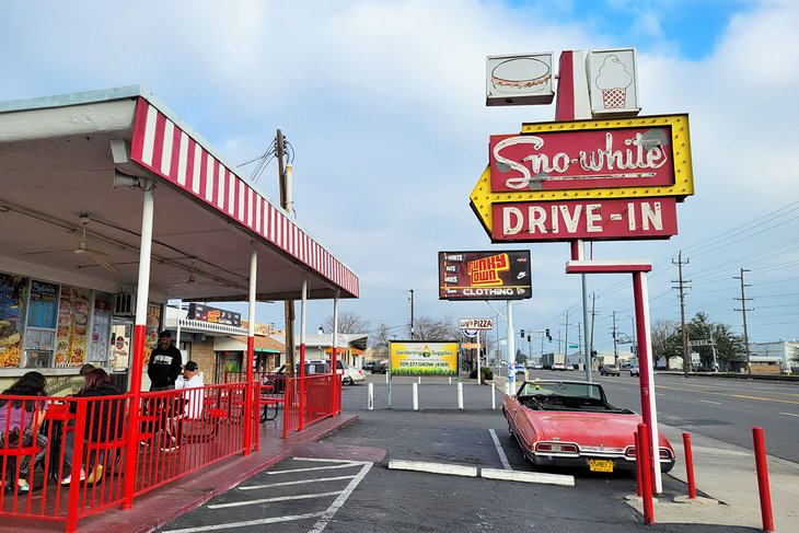 Sno-White Drive In