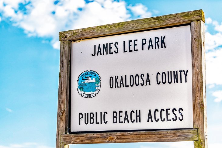 Accès à la plage publique du parc James Lee