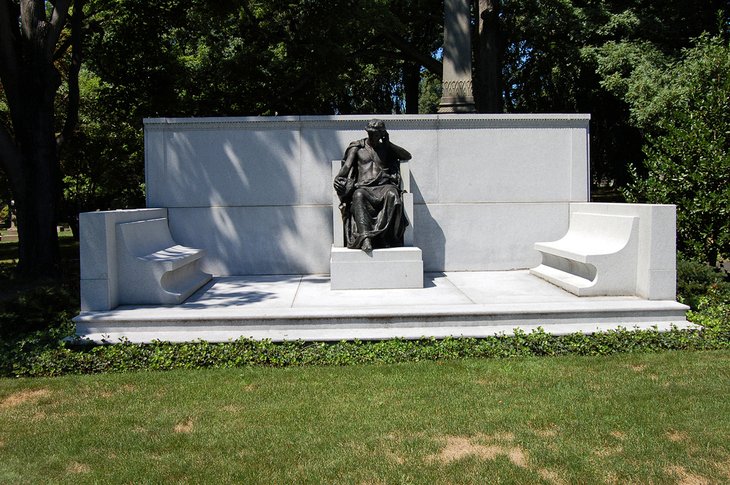 Joseph Pulitzer's grave in the Woodlawn Cemetery