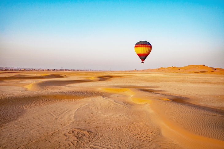 Ballon au-dessus du désert près de Dubaï