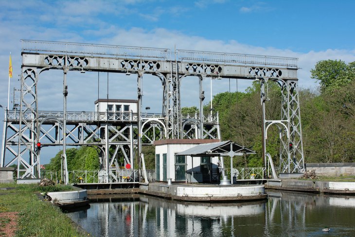 Hydraulic barge lift in La Louvière