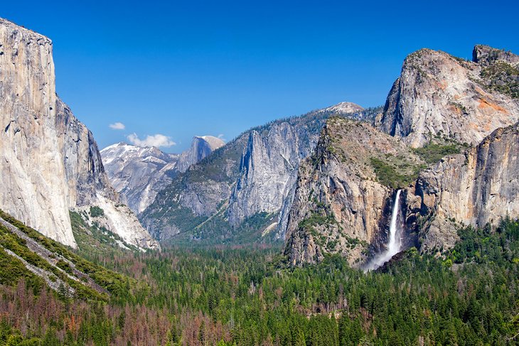 Tunnel View panorama of Yosemite National Park
