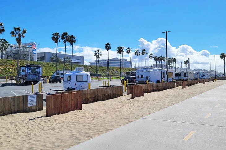 Terrain de camping pour camping-cars à Dockweiler State Beach