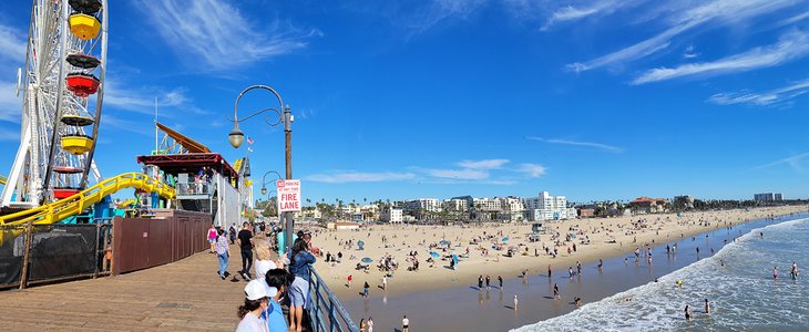 Tourists Give Santa Monica Place a Thumbs-Up