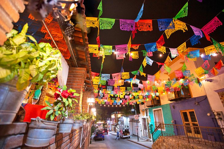 Nighttime street scene in San José del Cabo