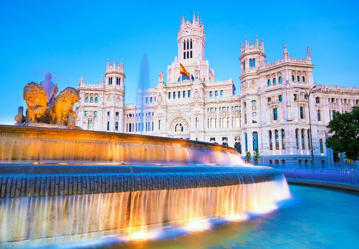 Fuente de Cibeles (Cybele's Fountain) in front of the Palacio de Cibeles