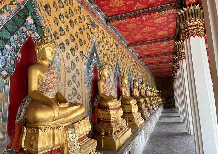 Row of Buddhas in Wat Arun