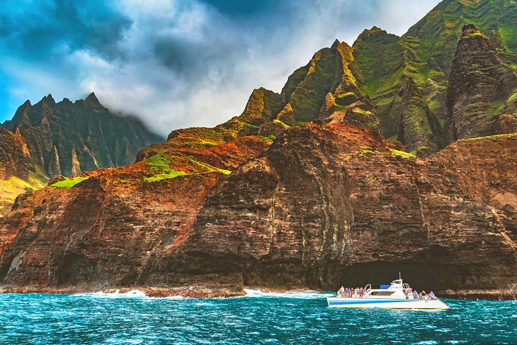 Scenic cruise past the N&#257; Pali Coast State Wilderness Park