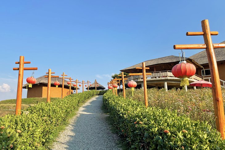 Path to the Yun Lai Viewpoint