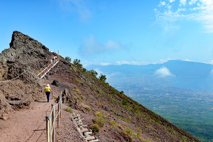 Hiking the rim of Mount Vesuvius