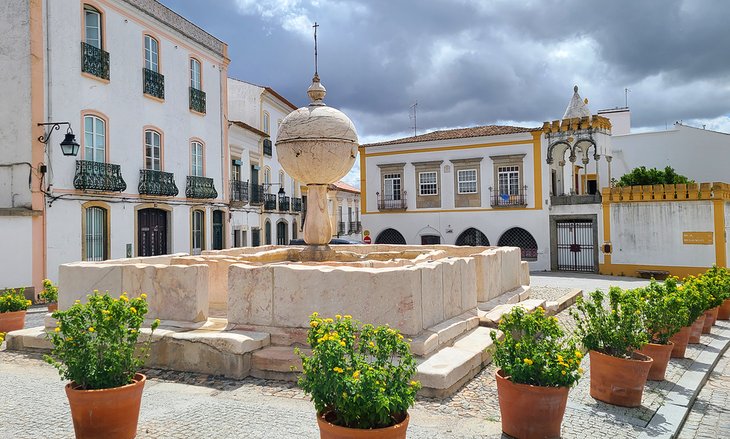 Largo da Porta de Moura