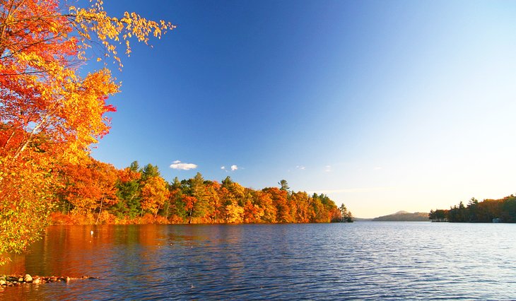Fall colors along Lake Dunmore