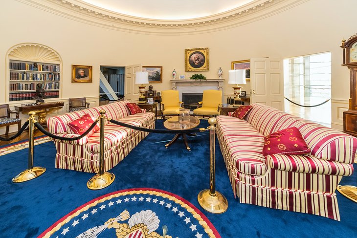 Oval office replica at the William J. Clinton Presidential Library and Museum