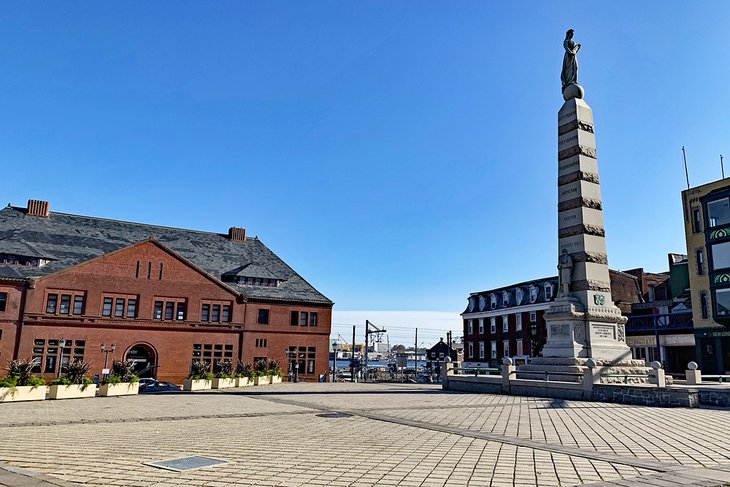 Soldiers and Sailors Monument in New London Parade Plaza