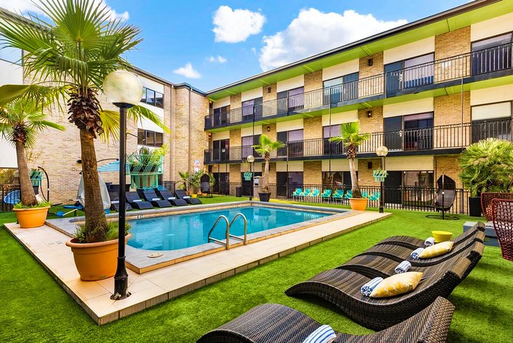 Photo Source: Riverwalk Plaza Hotel