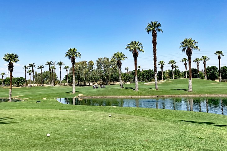 https://www.planetware.com/wpimages/2022/09/california-palm-desert-best-things-to-do-intro-paragraph-golf-course.jpg