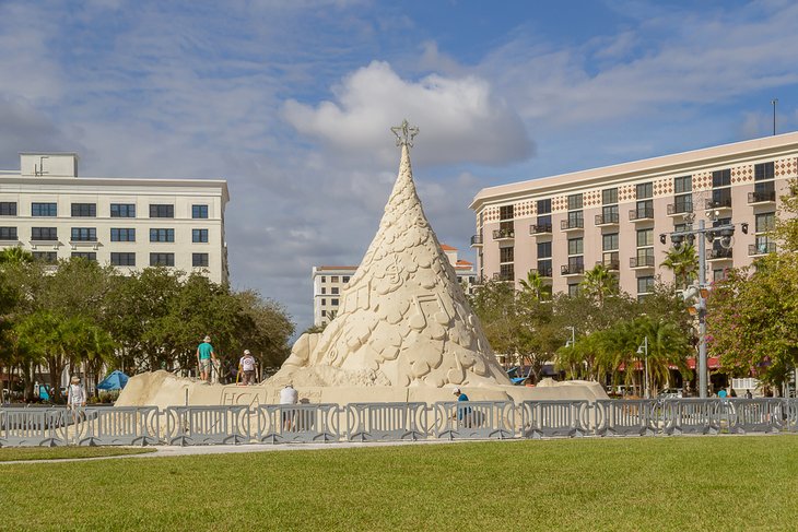 Sandi, West Palm Beach's sand Christmas tree